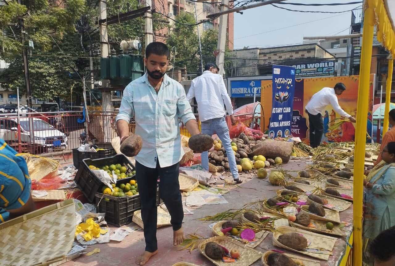 helping hands of chhath puja